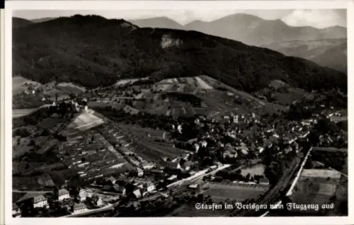 Ak Staufen im Breisgau, Luftaufnahme von  Weinberge, Berge im Hintergrund