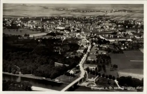 Ak Dillingen an der Donau , Luftaufnahme von  Fluss, Brücke, Felder