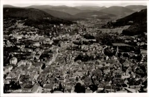 Ak Lahr im Schwarzwald Baden, Luftaufnahme von Lahr, Schwarzwald, viele Häuser, Berge im Hintergr