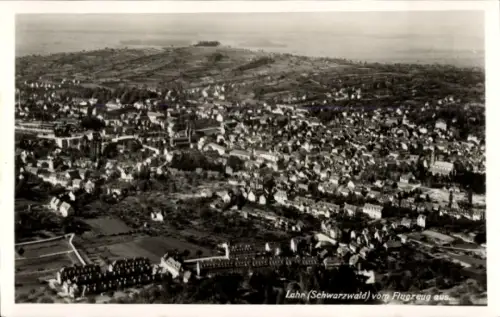 Ak Lahr im Schwarzwald Baden, Luftaufnahme von Lahr, Schwarzwald, viele Häuser, Landschaft