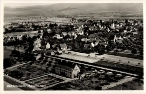 Ak Bad Krozingen im Breisgau Schwarzwald, Luftaufnahme von  Theresien-Haus, ländliche Umgebung