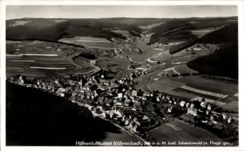 Ak Vöhrenbach im Schwarzwald Baden, Luftaufnahme von  Schwarzwald, 800 m ü. M., Landschaftsaufnah