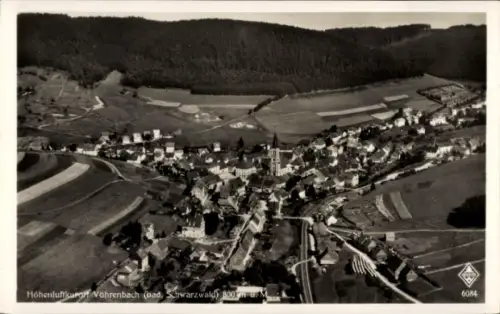 Ak Vöhrenbach im Schwarzwald Baden, Luftaufnahme von  Schwarzwald, 800m ü. M., nformat