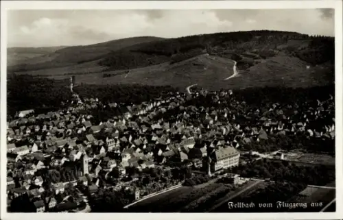 Ak Fellbach in Württemberg, Luftaufnahme von  viele Häuser, bewaldete Hügel im Hintergrund