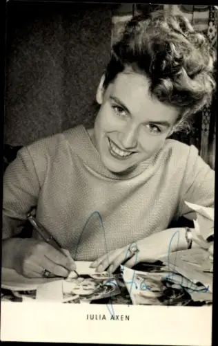 Ak Schauspielerin Julia Axen, Autogrammkarten signierend, Portrait