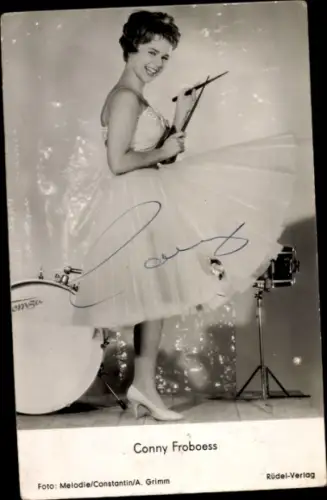 Ak Schauspielerin und Sängerin Cornelia Froboess, Portrait am Schlagzeug, Autogramm