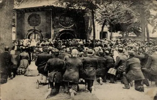 Ak Kevelaer am Niederrhein, Menschenmenge, kniende Personen, Gnadenkapelle, Feierlichkeit, r Ort