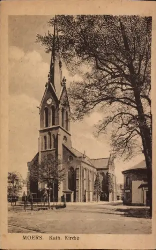 Ak Moers am Niederrhein, Katholische Kirche,  Baum, Straße, 
