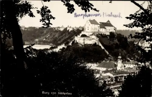 Ak Burghausen an der Salzach Oberbayern, Burg von Südosten,  Landschaft, Fluss, Bäume