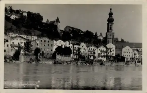 Ak Burghausen an der Salzach Oberbayern, Schwarz-Weiß-Foto,  Flussansicht, Häuser, Kirchturm