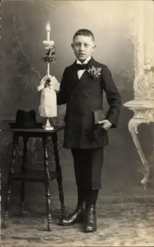 Foto Ak Erste Kommunion, Junger Mann, Porträt, Jahr 1924