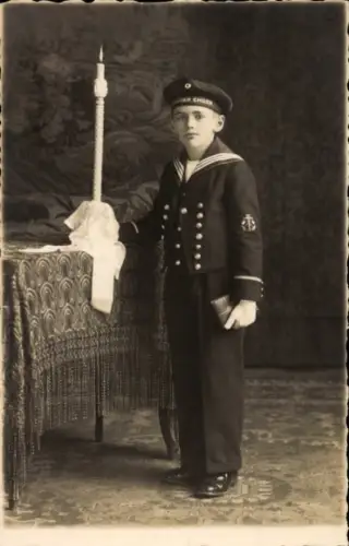 Foto Ak Kinderportrait, Helmuth, Junge in Matrosenanzug Kreuzer Emden, Konfirmation, München