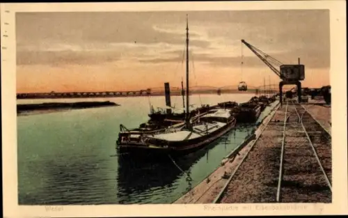 Ak Wesel, Rheinpartie mit Blick auf die Eisenbahnbrücke, Dampfschiff