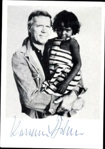 Ak Schauspieler Karlheinz Böhm, Portrait mit Kind, Stiftung Menschen für Menschen