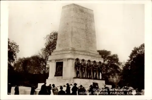 Ak City of Westminster London England, Guards Memorial, Horse Guards Parade,  Denkmal mit Soldate