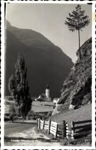 Ak Pfunds in Tirol, Berglandschaft, Kirche, Bäume, Straße,  Oberinntal-Pirol
