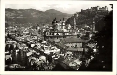 Ak Salzburg in Österreich, Stadt  Panoramaansicht, Berge im Hintergrund,  Gebäude