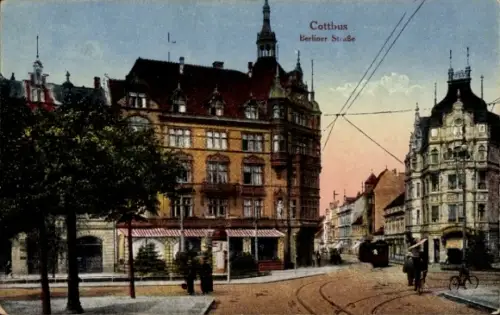 Ak Cottbus in der Niederlausitz,  Berliner Straße, Straßenbahn, Menschen, Bäume