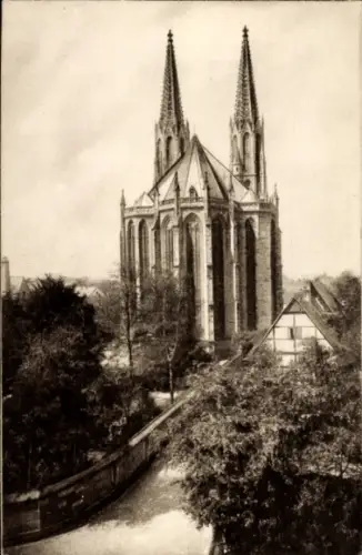 Ak Soest in Westfalen, Wiesenkirche, zwei spitze Türme, Bäume, Straße