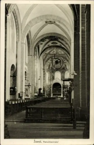 Ak Soest in Westfalen, Innenansicht des Patroklimünsters, hohe Gewölbe, Kirchenbänke