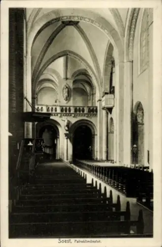 Ak Soest in Westfalen, Innenansicht des Patroklimünsters, Bänke, Säulen, hohe Decken
