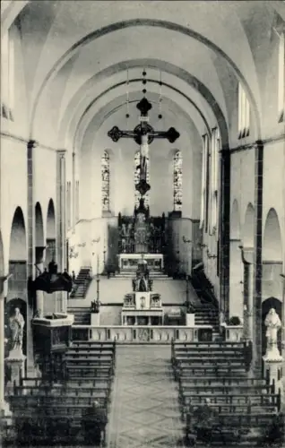 Ak Werl in Westfalen, Innenansicht einer Kirche, Altar, Kreuz, Kirchenbänke, Statuen