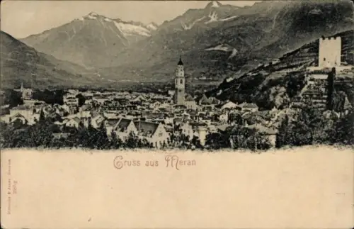 Ak Meran Merano Südtirol, Schwarz-Weiß-Bild, Stadtansicht, Berge im Hintergrund, Kirchturm, Schlo
