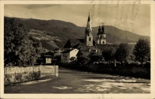 Ak Brixen Bressanone Südtirol, Blick auf Kirche, Berge, Fluss, Bäume, sepiafarbene 