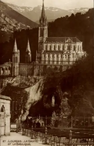 Ak Lourdes Hautes Pyrénées,  die Grotte, die Basilika, Berglandschaft