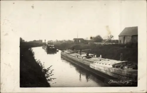 Ak Donchery Ardennes, Schiff auf Kanal, Ufervegetation, Häuser im Hintergrund, Beschriftung: Donc