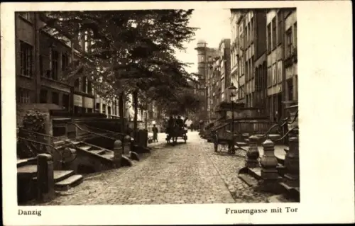 Ak Gdańsk Danzig, Blick in die Frauengasse mit Tor, Kutsche, Straßenpartie