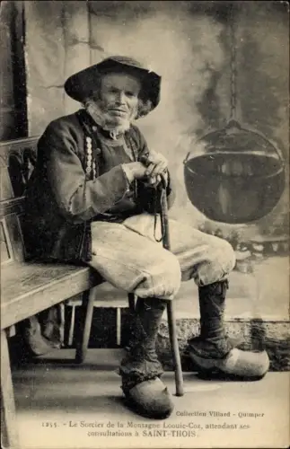 Ak Le Sorcier de la Montagne Loouic Coz, Älterer Mann in Tracht, Kessel