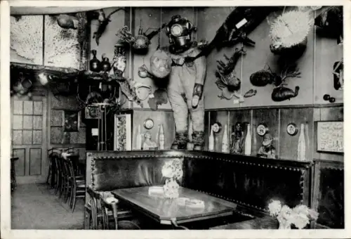 Ak Hamburg St. Pauli, Reeperbahn, Käpitän Haase Museum, Bes. B. Weberus, Innenansicht, Taucheranzug