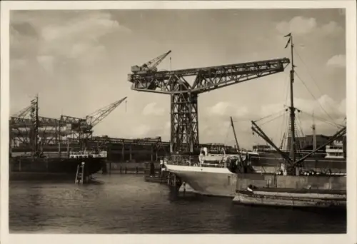 Ak Hamburg, Kran in der Werft, Schiffe
