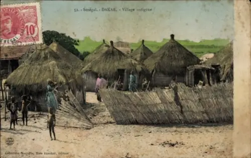 Ak Dakar Senegal, Dorfansicht in  traditionelle Hütten, Menschen, farbig