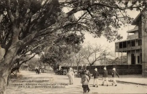 Ak Dakar Senegal, Boulevard National,  Bäume, Spaziergänger,  