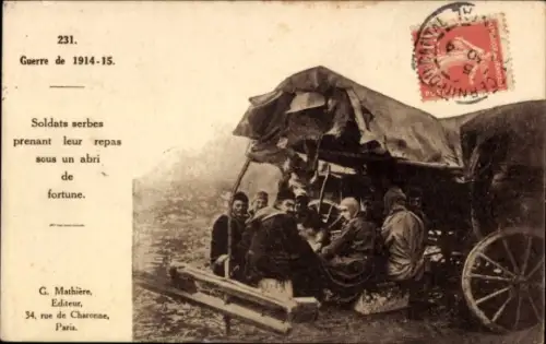CPA Guerre de 1914-1915, Soldats serbes prenant leur repas sous un abri de fortune