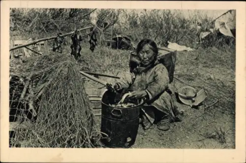 CPA Préparatifs culinaires, Chez les Esquimaux