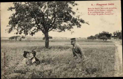 Ak Flagrant Délit, Französischer Soldat küsst eine Frau im Kornfeld, Vorgesetzter als Voyeur