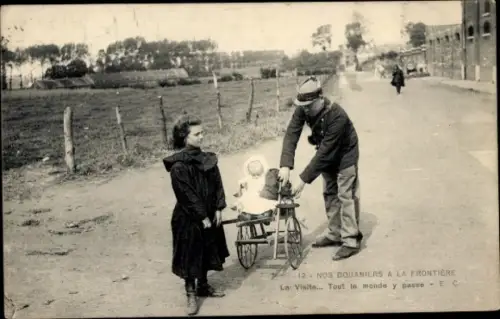 Ak Zollbeamter an der Grenze hilft Mädchen mit dem Puppenwagen