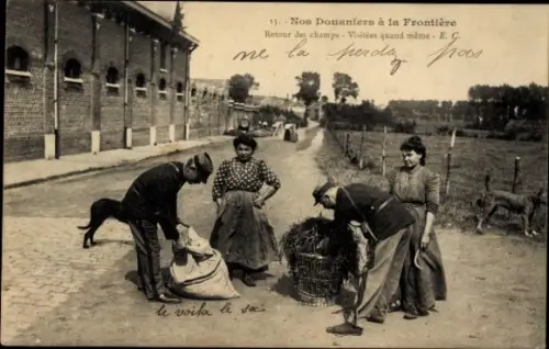 Ak Französische Zollbeamten an der Grenze, Frauen kehren von den Feldern zurück