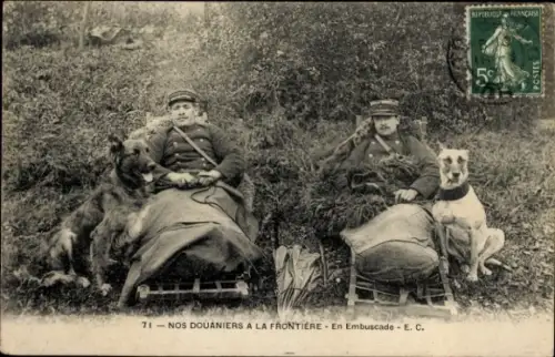 Ak Zollbeamte an der Grenze im Hinterhalt, Hunde