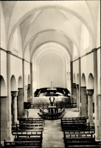 Ak Werl in Westfalen, Innenansicht einer Kirche, hohe Decken, Bänke, Altar, schlichtes Design