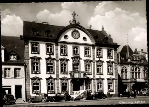 Ak Offenburg in Baden Schwarzwald,  Rathaus,  Gebäude, Autos, Schwarz-Weiß-Foto