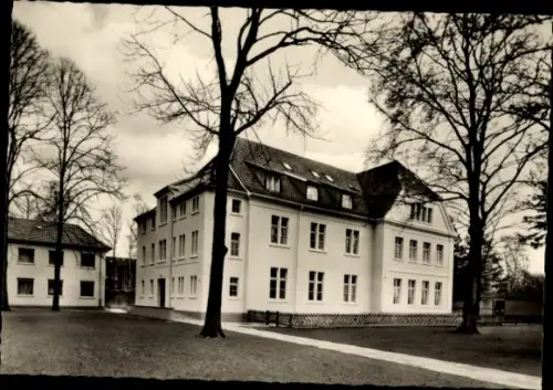 Ak Bad Lippspringe in Westfalen, Kinderkurheim „Marienstift“, Gebäude, Bäume, Parkanlage