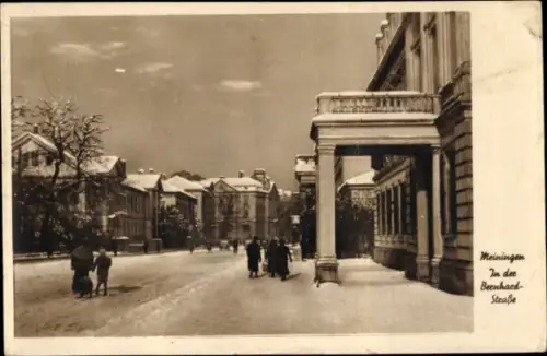 Ak Meiningen in Thüringen, Schneebedeckte Straße,  Gebäude, Spaziergänger, Winterlandschaft
