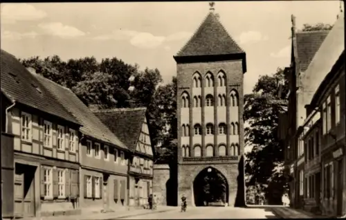 Ak Wittstock Dosse in der Prignitz, Gröper Tor,  Gebäude, Straße, Bäume, schwarz-weiß