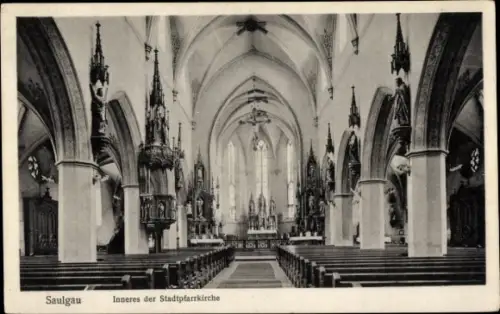 Ak Bad Saulgau in Oberschwaben,  Inneres der Stadtpfarrkirche, Kirchenbänke, Altäre, hohe Decke
