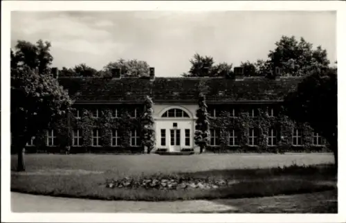 Ak Paretz Ketzin an der Havel, Schloss  Gebäude mit Fenstern, Bäume im Vordergrund