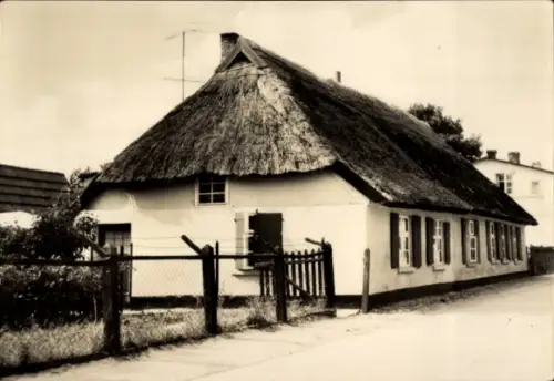 Ak Wieck Eldena Greifswald, Fischerhäuschen, Wieck bei Greifswald, schwarz-weiß, Reetdach, Zaun